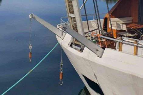 Davit yacht